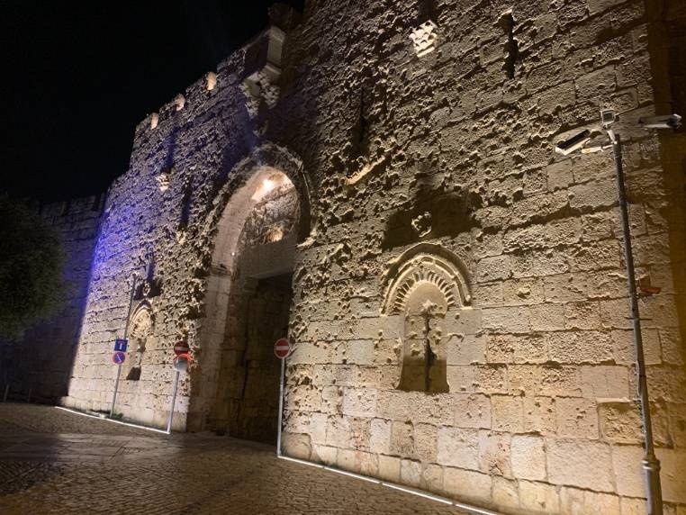 צילום של אנשים וחומות: משחק לילי לקבוצות בירושלים מבית