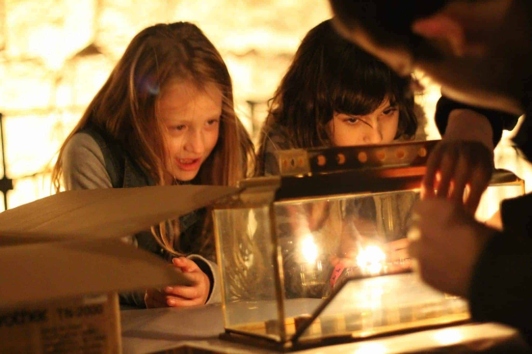 צילום של סיור החנוכיות של מגדל דוד