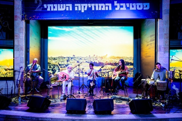 צילום של הופעות חיות בכיכר המוזיקה