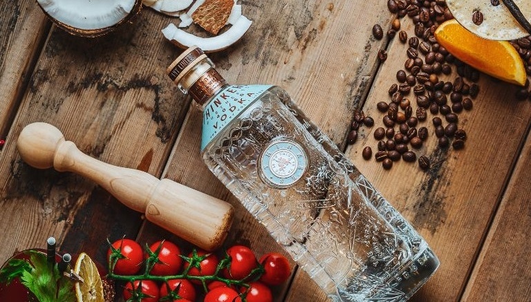 צילום של סיור ״צלילה לעומק״ בעקבות וודקה וג'ין עם מזקקת THINKERS