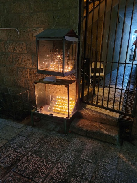 צילום של אורות בסמטאות: סיור חנוכיות לכל המשפחה בעיר העתיקה