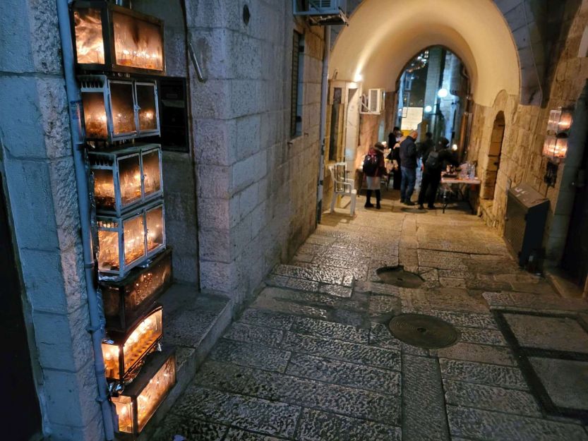 צילום של אורות בסמטאות: סיור חנוכיות לכל המשפחה בעיר העתיקה