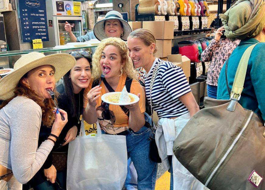 צילום של עושים שוק קבוצתי - סיור לקבוצות פרטיות במחנה יהודה עם "ירושלים מחוץ לקופסה"