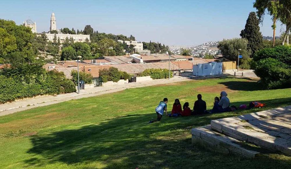 צילום של עגור אירועי ניווט לקבוצות: להכיר את ירושלים בניווט חווייתי