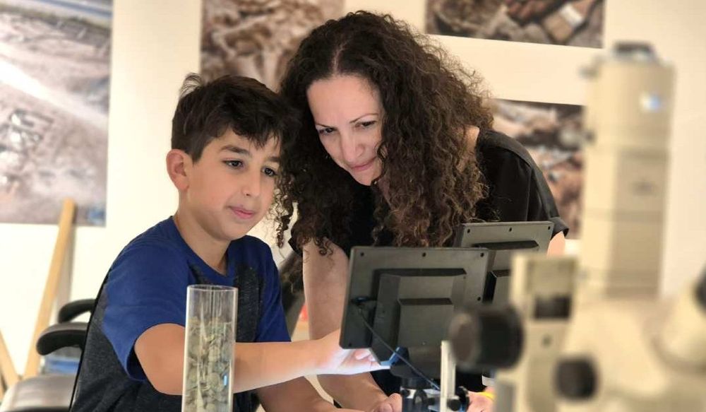 צילום של ארכיאולוגים ליום אחד – פעילות למשפחות בקריה הלאומית לארכיאולוגיה