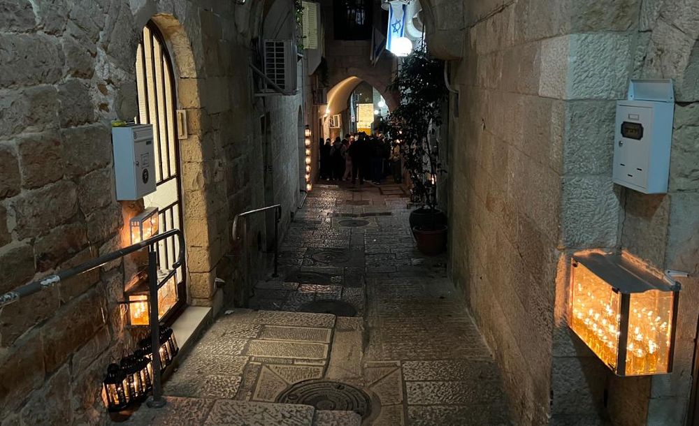 צילום של  ירושלים של אור: סיור חנוכיות בעיר העתיקה עם ירושלים מחוץ לקופסה