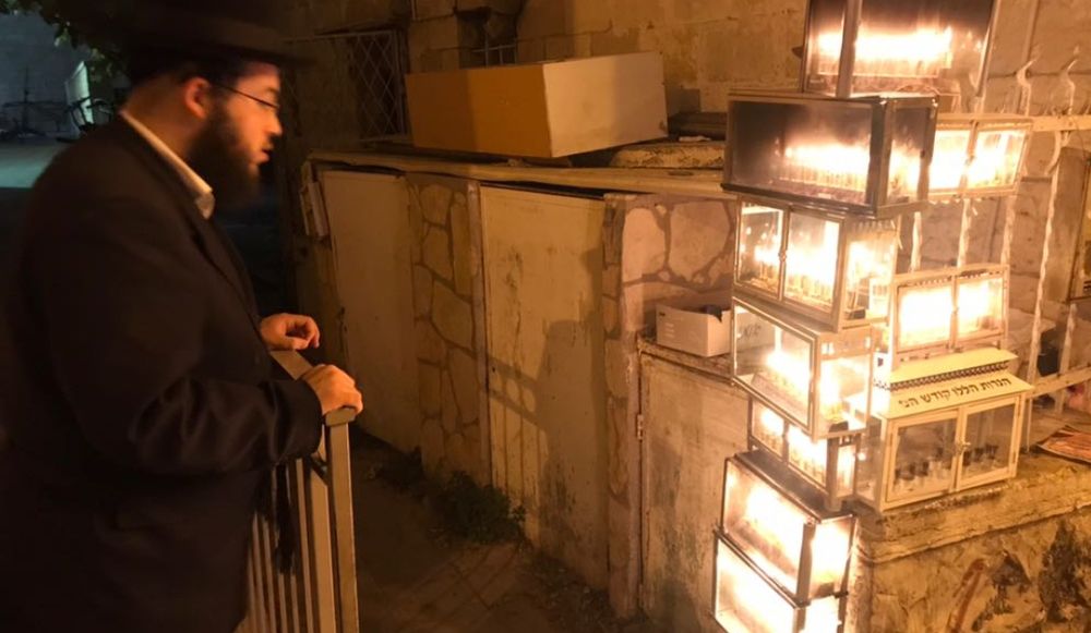 צילום של סיור בין החנוכיות הירושלמיות בשכונת נחלאות והשכונות החרדיות
