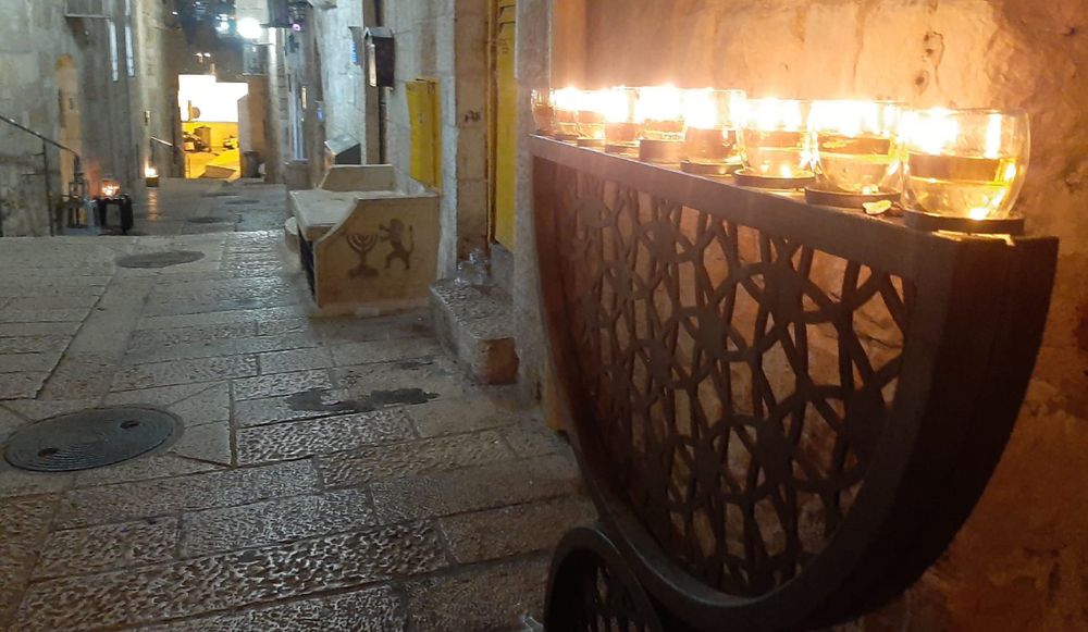 צילום של סיור בין החנוכיות הירושלמיות בעיר העתיקה ובכותל המערבי