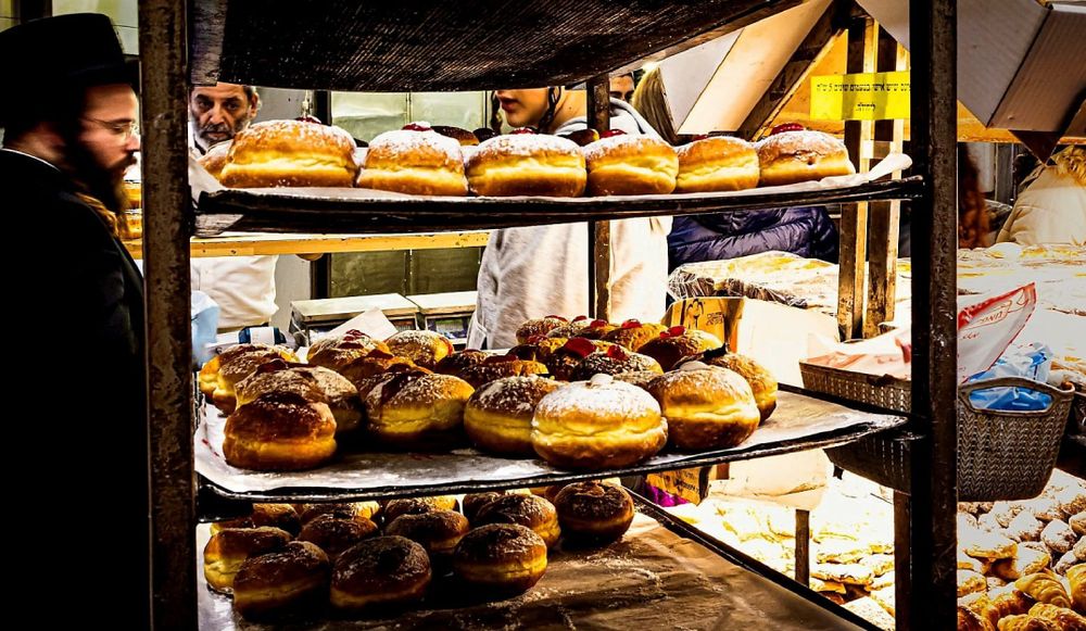 צילום של סיור בין החנוכיות הירושלמיות בשכונת נחלאות והשכונות החרדיות