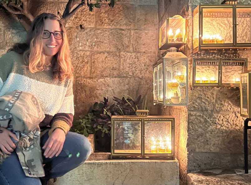 צילום של באנו חושך לגרש – סיור חנוכיות מוזיקלי בירושלים עם גל כליל החורש