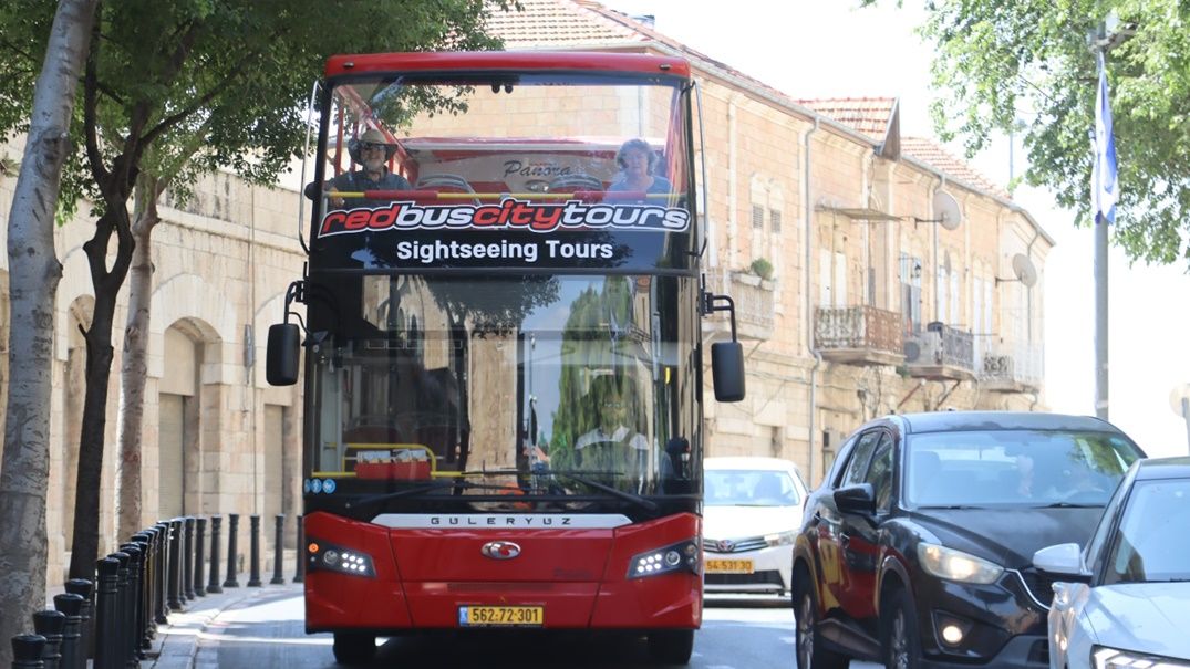 צילום של חוגגים אירועים פרטיים באוטובוס האדום