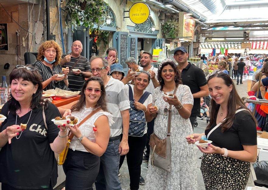 צילום של עושים שוק קבוצתי - סיור לקבוצות פרטיות במחנה יהודה עם "ירושלים מחוץ לקופסה"