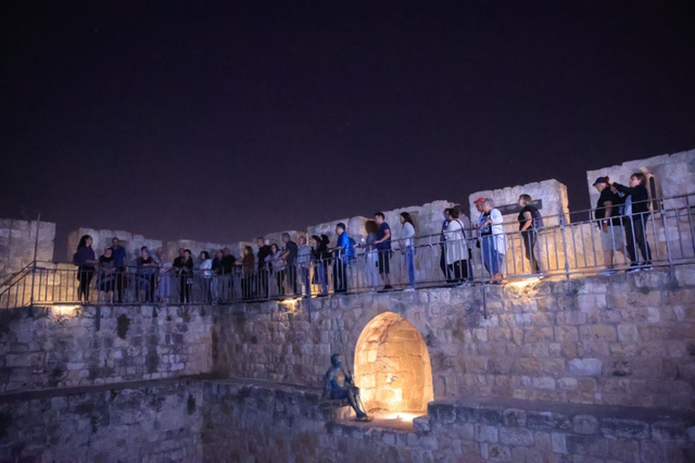 לחוות את הקסם האטמוספרי וההיסטוריה העתיקה לאורך חומות העיר המוארות בלילה.