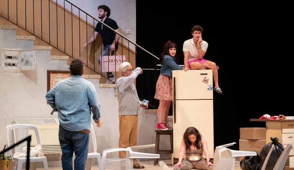 צילום של מי בעד | בביצוע התיאטרון הקאמרי