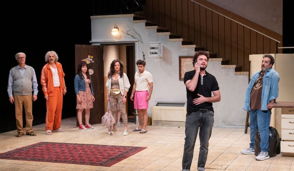 צילום של מי בעד | בביצוע התיאטרון הקאמרי