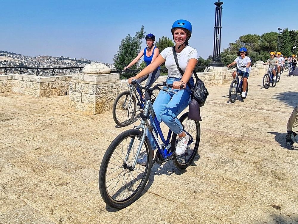 צילום של סיור אופניים מודרך בפינות טבע עירוני ותצפיות מרהיבות