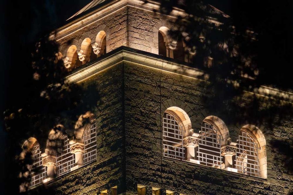 צילום של אתרים ומבנים מוארים בירושלים