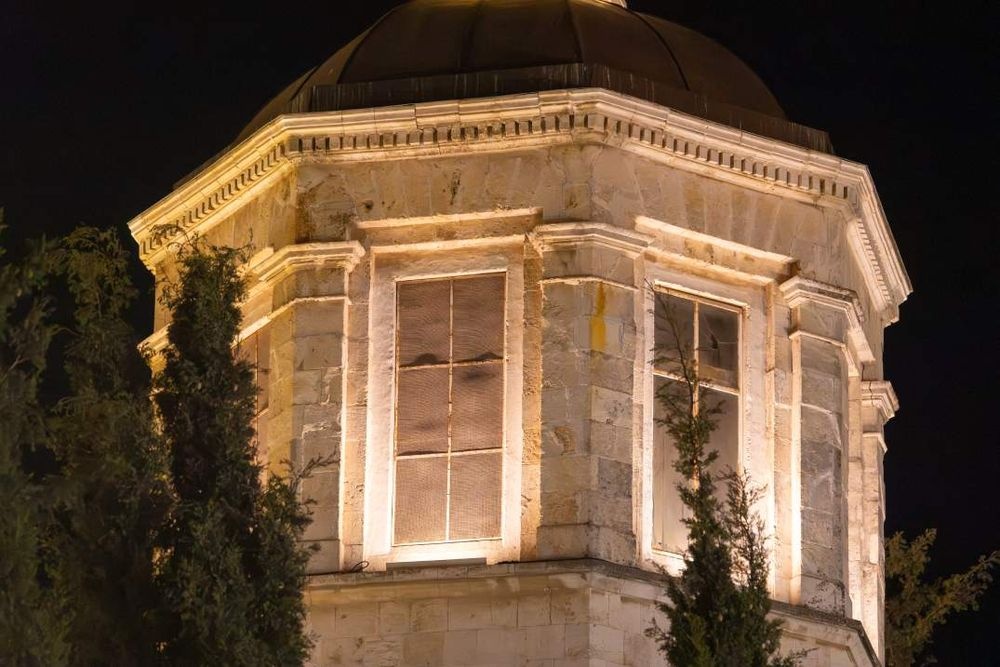 צילום של אתרים ומבנים מוארים בירושלים