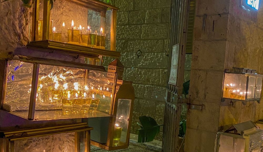 צילום של סיור חנוכיות ברובע היהודי - חוויה של אור והיסטוריה!