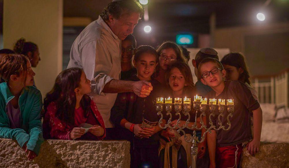סיור חנוכיות ברובע היהודי - חוויה של אור והיסטוריה!