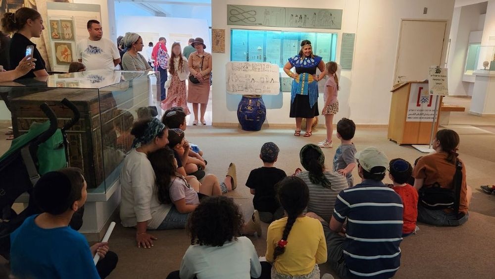 צילום של תופים וריקודים – אירוע משפחתי לפסח במוזיאון ארצות המקרא