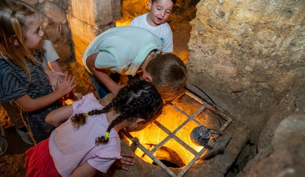 צילום של חגיגה משפחתית ברובע היהודי: 6 אתרים בכרטיס אחד במחיר חסר תקדים!