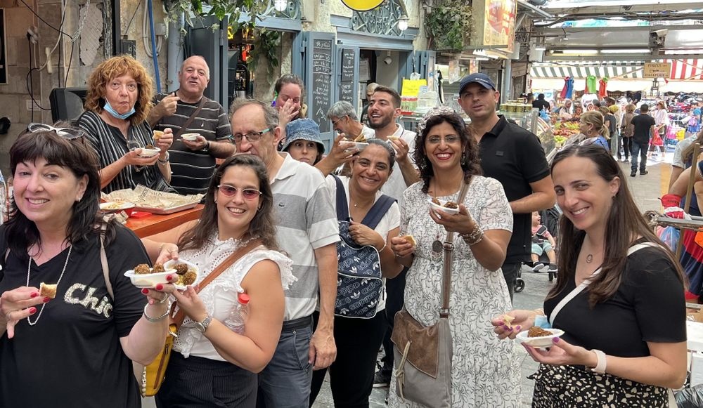 צילום של עפים על השוק : מרוץ מלא אוכל במחנה יהודה - ירושלים מחוץ לקופסה