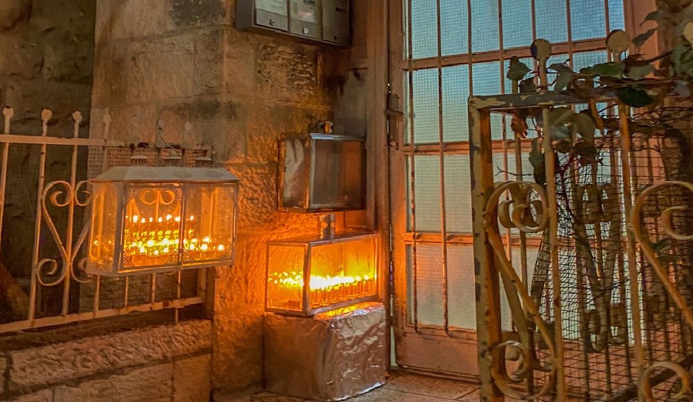 צילום של סיור חנוכיות ברובע היהודי - חוויה של אור והיסטוריה!