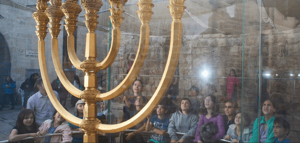 סיור חנוכיות ברובע היהודי - חוויה של אור והיסטוריה!