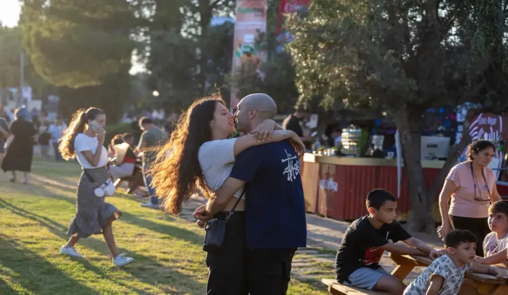 זוג מאוהב בפסטיבל פוד טראקס