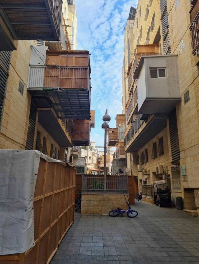 צילום של סיור סוכות בחצרות החרדיות