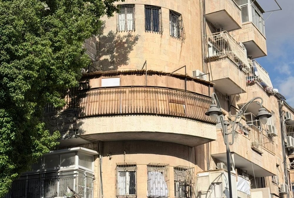 צילום של סיור סוכות בחצרות החרדיות