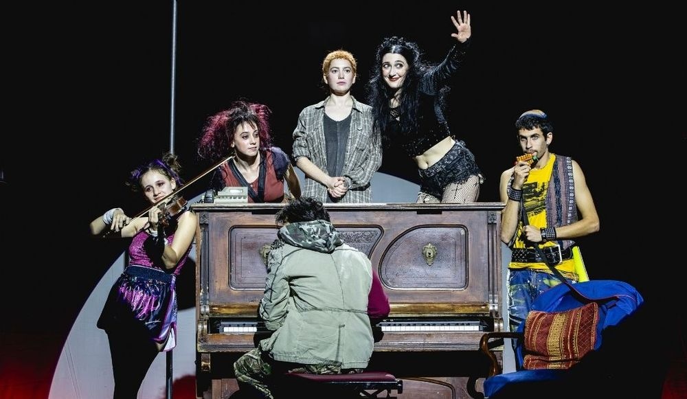 צילום של מישהו לרוץ איתו | בביצוע תיאטרון גשר