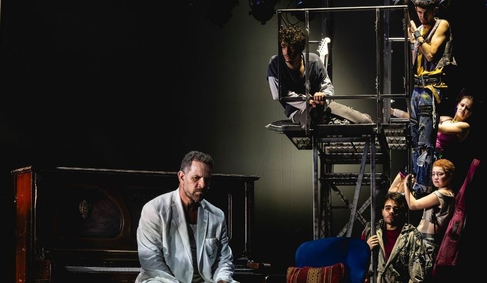 צילום של מישהו לרוץ איתו | בביצוע תיאטרון גשר