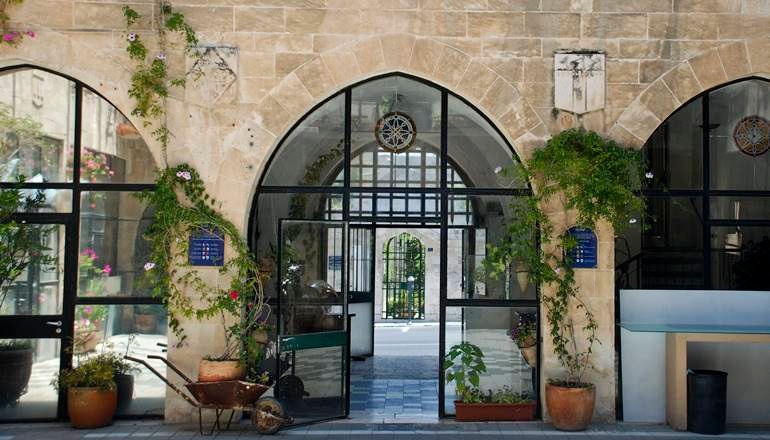 צילום של אמנות הומוריסטית והיסטוריה מפתיעה של ירושלים