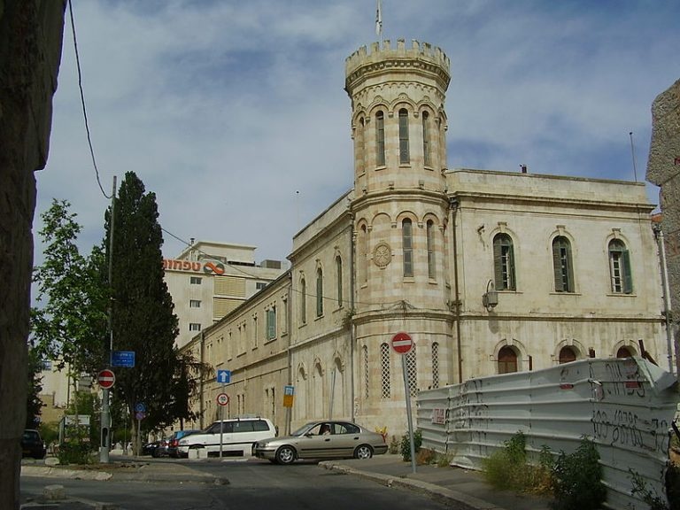 צילום של יריד השנה החדשה בחצר סרגיי