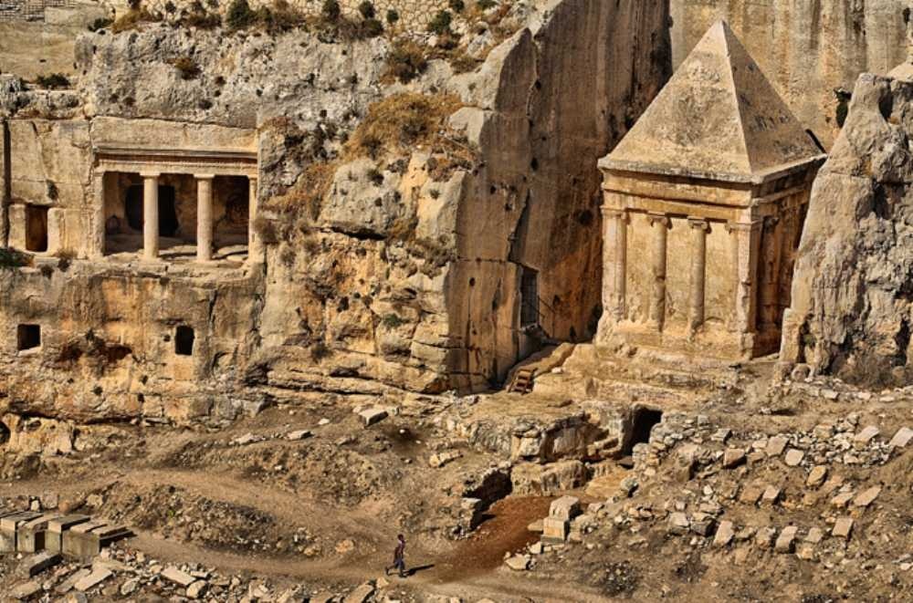 צילום של קברי הסנהדרין