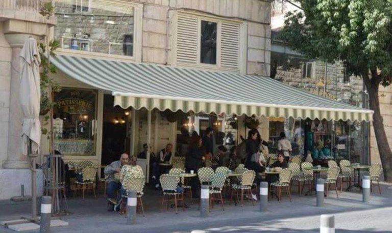 צילום של קפה קדוש: הסופגנייה שירושלים עומדת בשבילה בתור