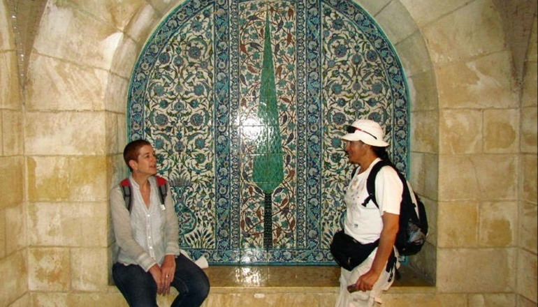 צילום של אמנות הומוריסטית והיסטוריה מפתיעה של ירושלים