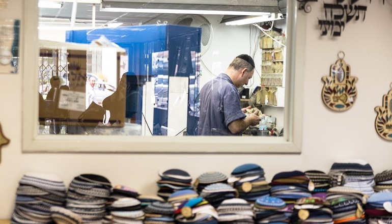 צילום של מפגש עם כותבי התורה והתפילין במפעל ספרי התורה הגדול בארץ