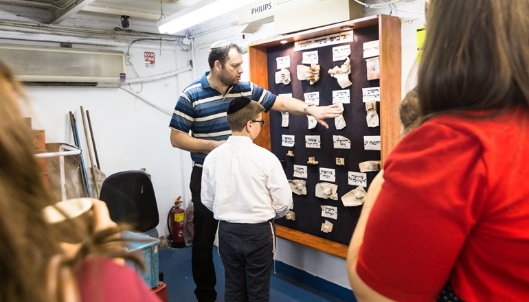 צילום של מפגש עם כותבי התורה והתפילין במפעל ספרי התורה הגדול בארץ
