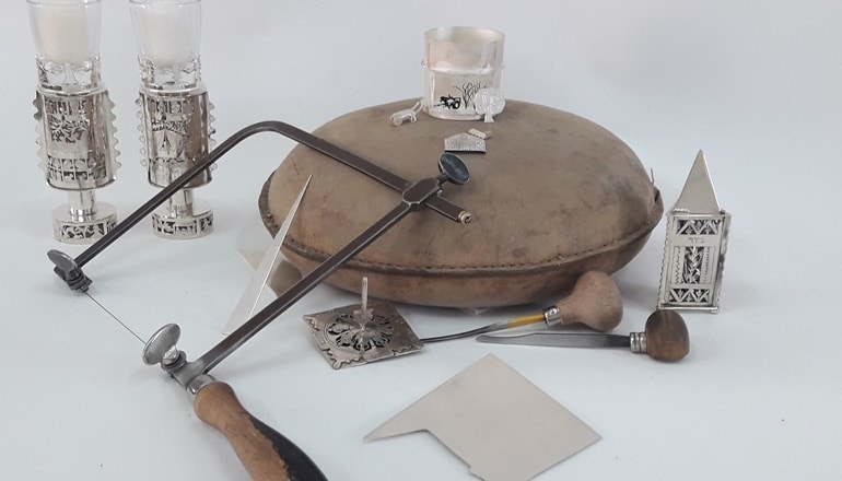 צילום של סדנאות אמנים בבית אות המוצר הירושלמי