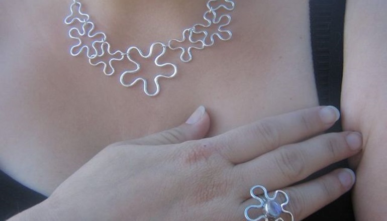 צילום של סדנאות אמנים בבית אות המוצר הירושלמי