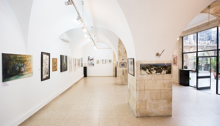 צילום של אמנות הומוריסטית והיסטוריה מפתיעה של ירושלים