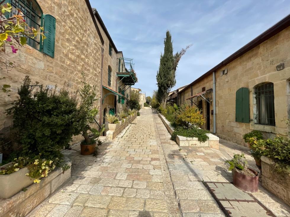 צילום של משכנות שאננים: סיפור ירושלמי בין סמטאות ציוריות עם ירושלים מחוץ לקופסה