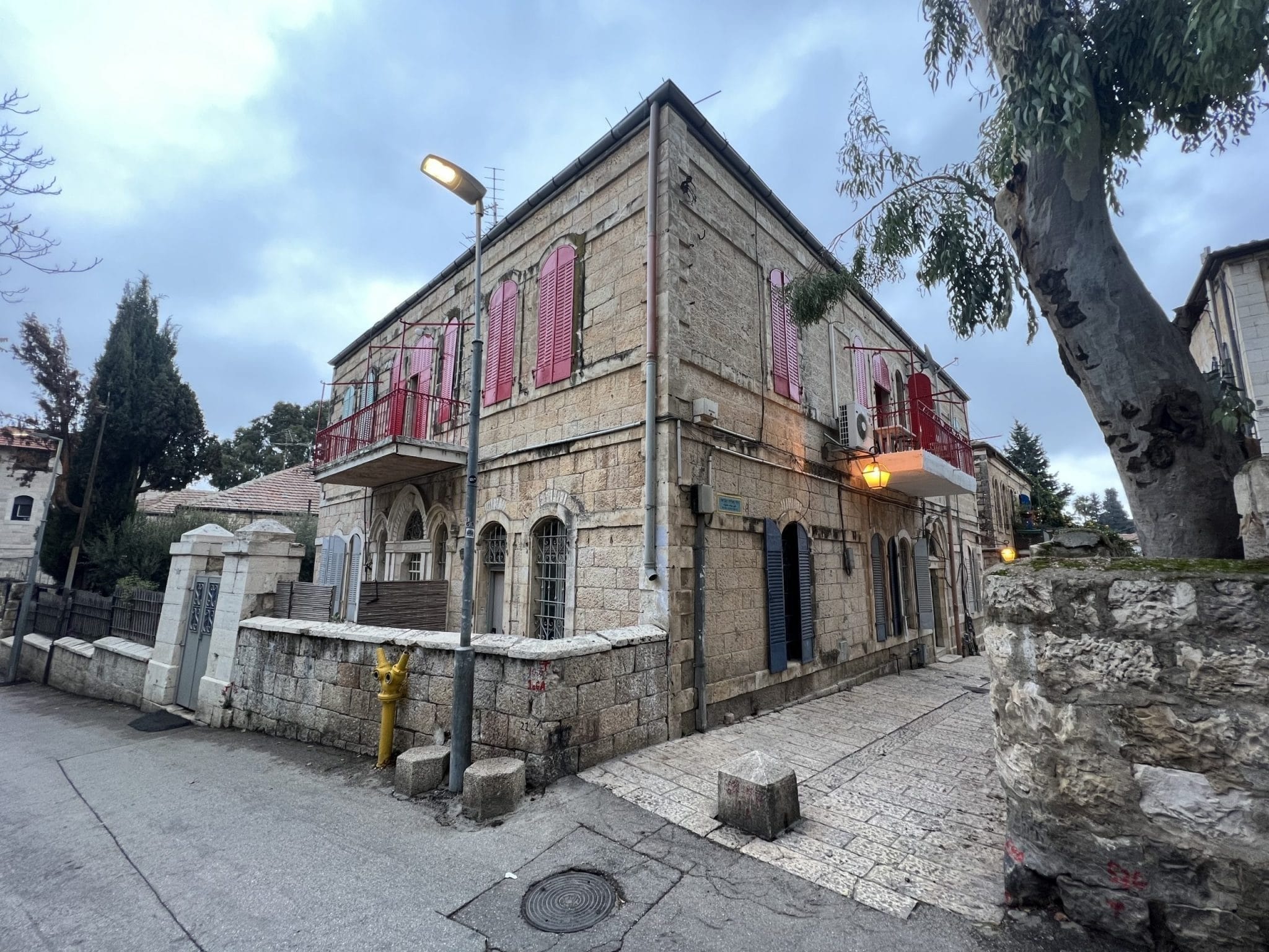 צילום של בין ארמונות לפנתרים: סיור בשכונת מוסררה עם ירושלים מחוץ לקופסה.