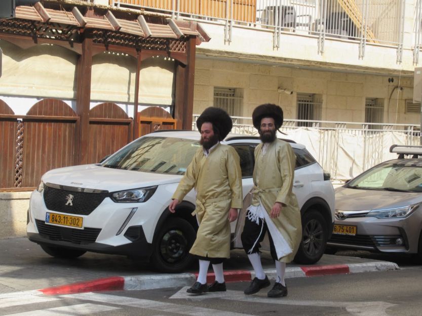 צילום של חרדים צבא ומה שביניהם: סיור אקטואליה בשכונות החרדיות
