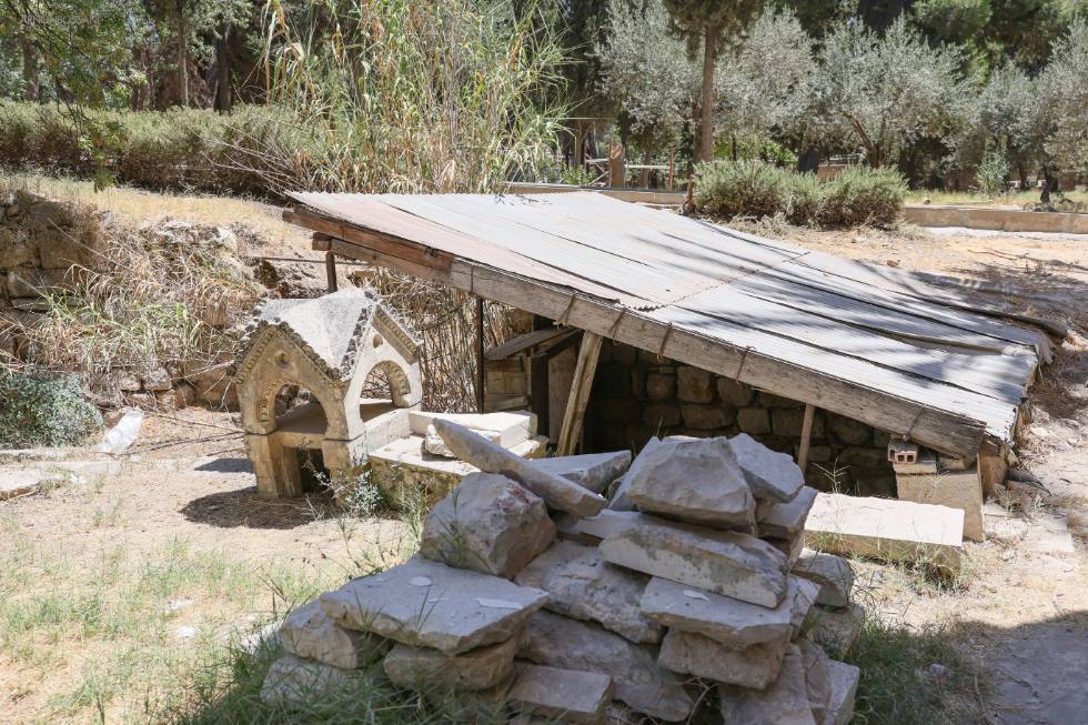 צילום של מערת הקבורה היהודית בחצר מנזר סנט אטיין