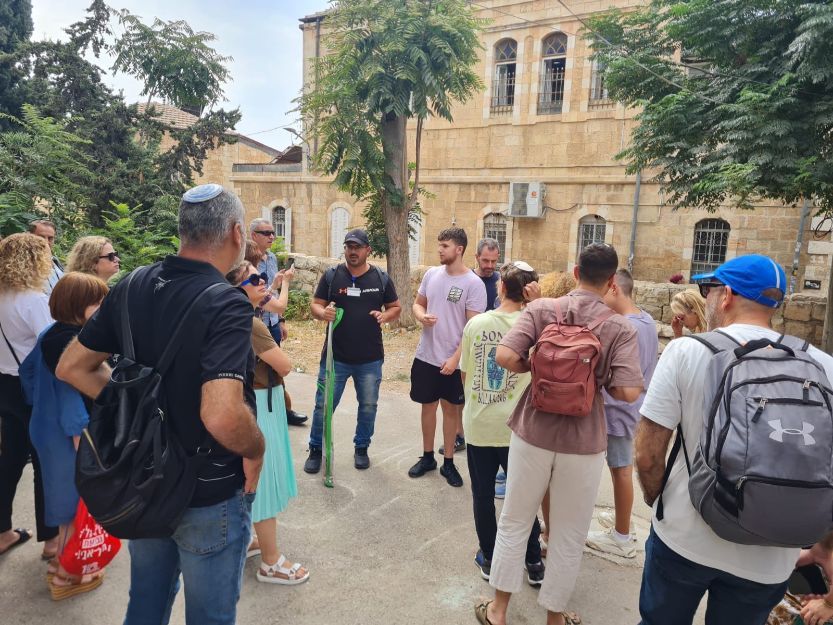 צילום של חרדים צבא ומה שביניהם: סיור אקטואליה בשכונות החרדיות