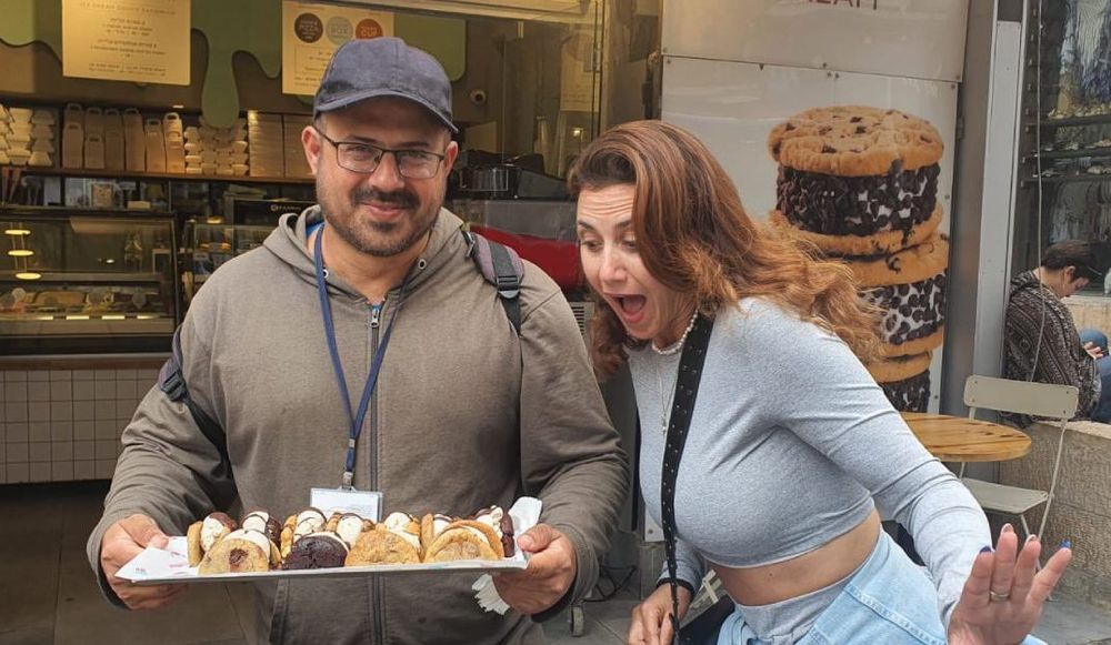 צילום של עושים שוק קבוצתי - סיור לקבוצות פרטיות במחנה יהודה עם "ירושלים מחוץ לקופסה"